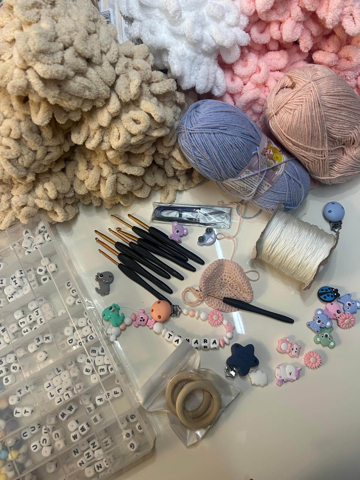 Materijali i alati — pređa, kukičice, perle